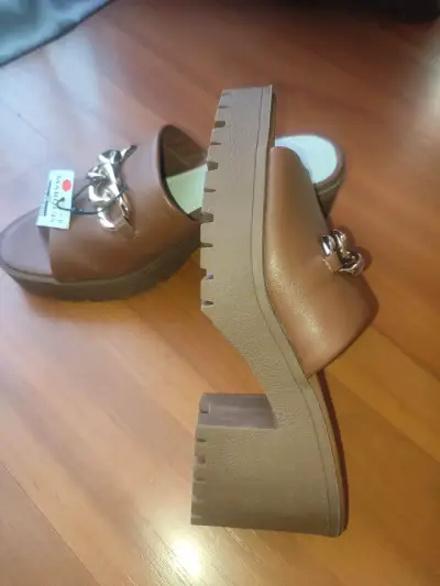 Sandalias planas marrones con cadena Marquis - miniatura 2