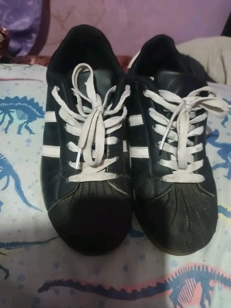 Zapatillas deportivas negras con franjas blancas - 1