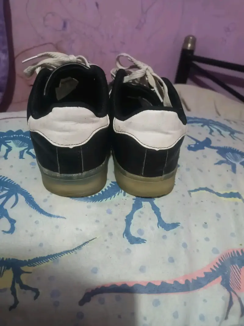 Zapatillas deportivas negras con franjas blancas - 2