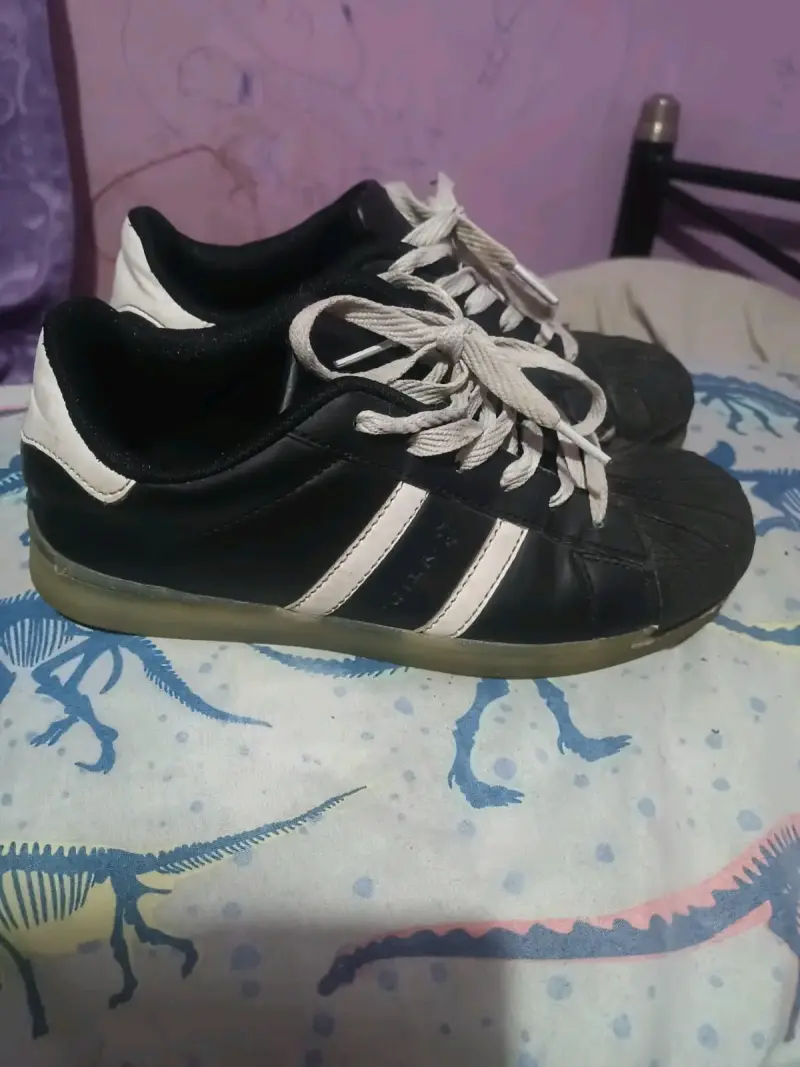 Zapatillas deportivas negras con franjas blancas - 3