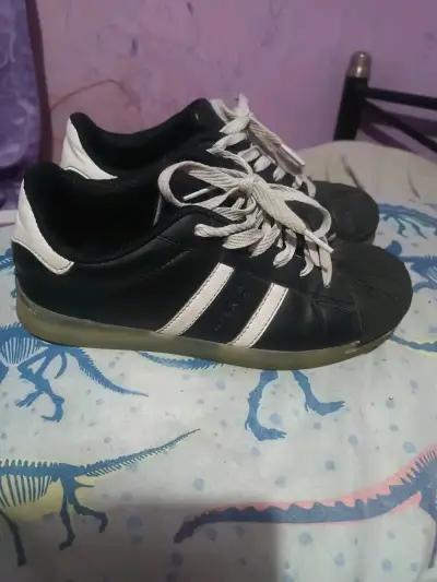 Zapatillas deportivas negras con franjas blancas - miniatura 3