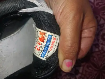 Zapatillas deportivas negras con franjas blancas - miniatura 4