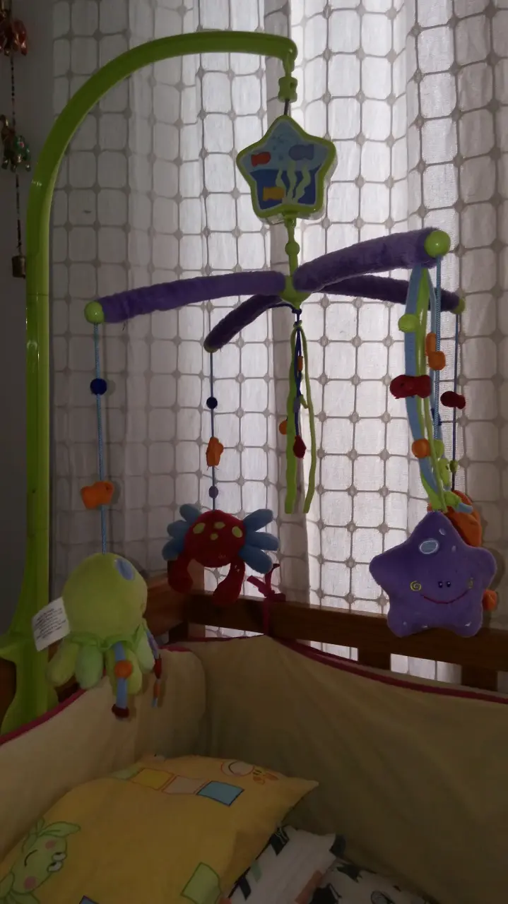 Móvil musical Infanti con figuras de peluche - 3