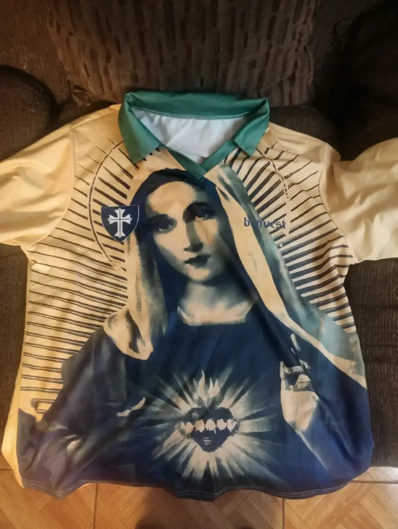 Polera deportiva con diseño religioso