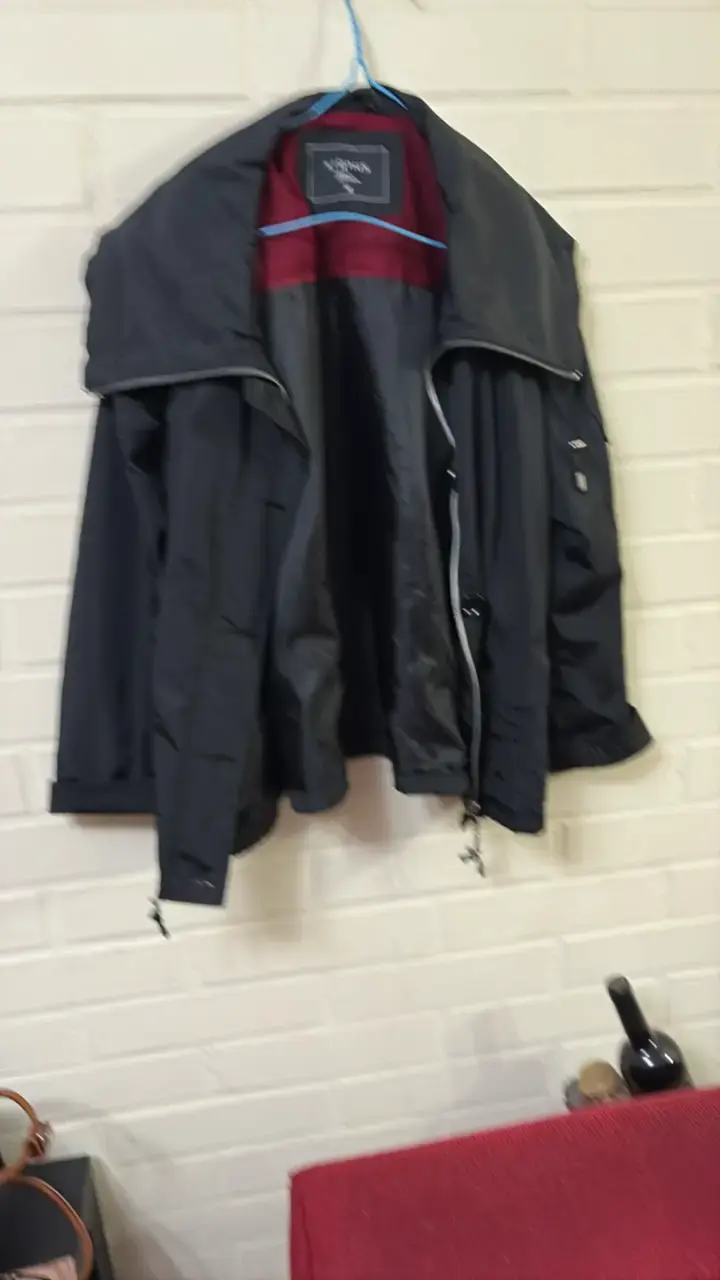 Corta viento negra impermeable para mujer - 1