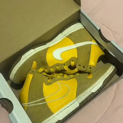 Zapatillas Nike Dunk High amarillas y marrones - miniatura 1