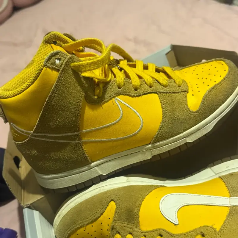 Zapatillas Nike Dunk High amarillas y marrones - 2