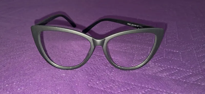 Gafas de marco negro estilo cat-eye - 1