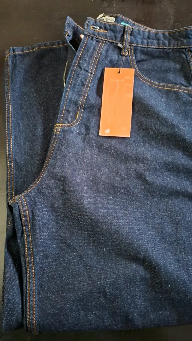 Jeans de mezclilla azul oscuro para hombre