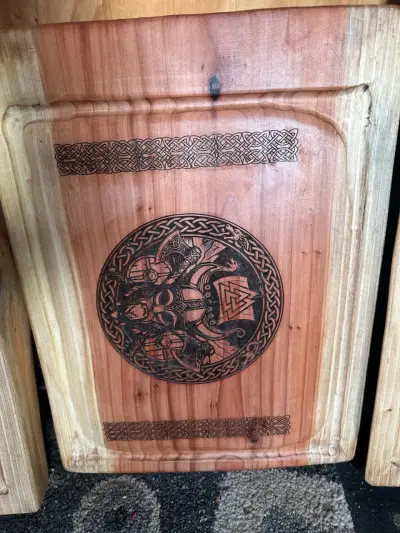 Tabla de cortar de madera grabada vikinga y otros - miniatura 3