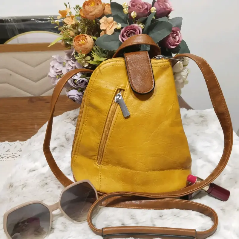 Mochila de cuero amarilla con cierre frontal - 1