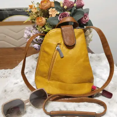 Mochila de cuero amarilla con cierre frontal - miniatura 1