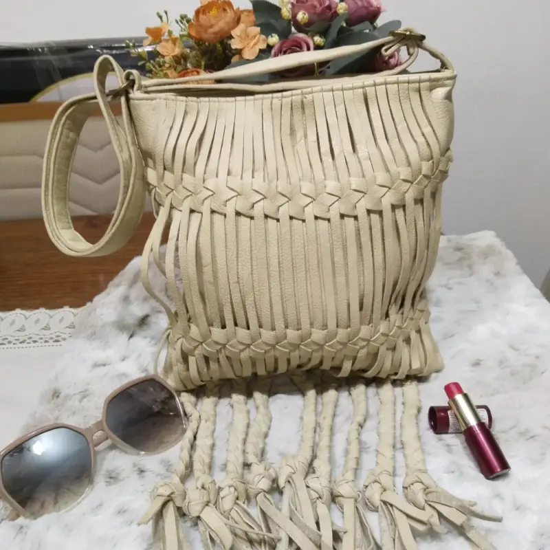 Mochila de cuero amarilla con cierre frontal - 4