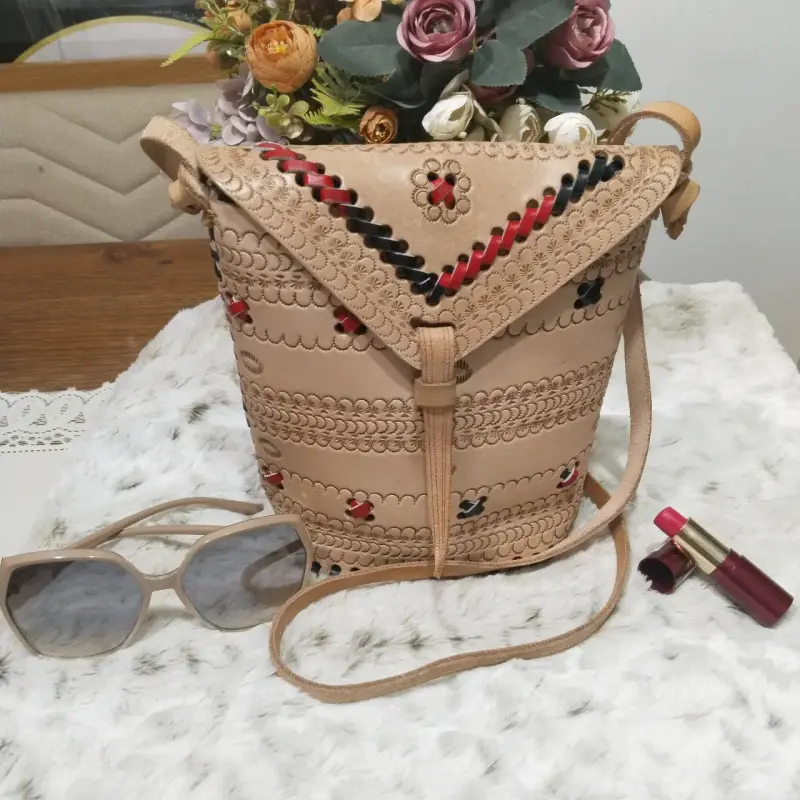 Mochila de cuero amarilla con cierre frontal - 5