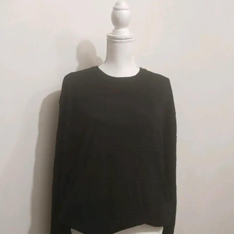 Suéter negro con cierre y rayas - 5