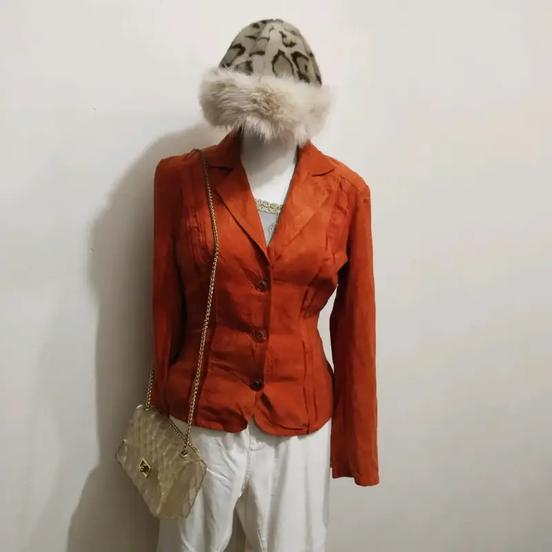Blazer naranja de mujer con bolso beige - 1