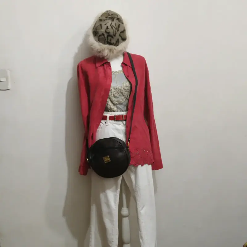 Blazer naranja de mujer con bolso beige - 4