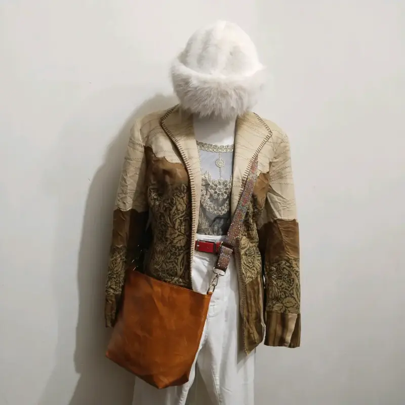 Blazer naranja de mujer con bolso beige - 5