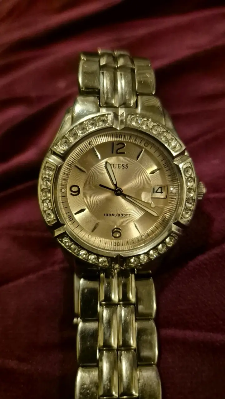 Reloj Guess plateado con cristales