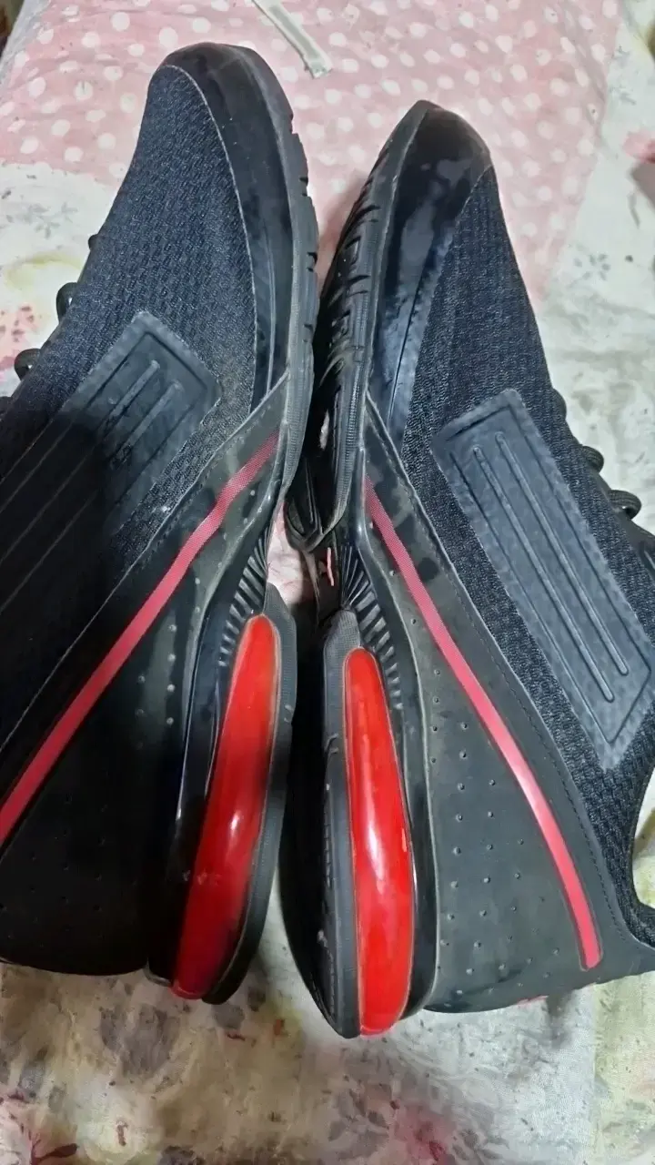 Zapatillas deportivas Puma negras y rojas - 3