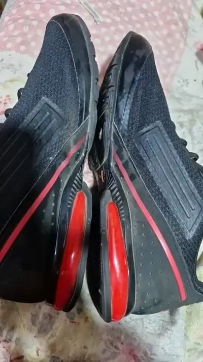 Zapatillas deportivas Puma negras y rojas - miniatura 3