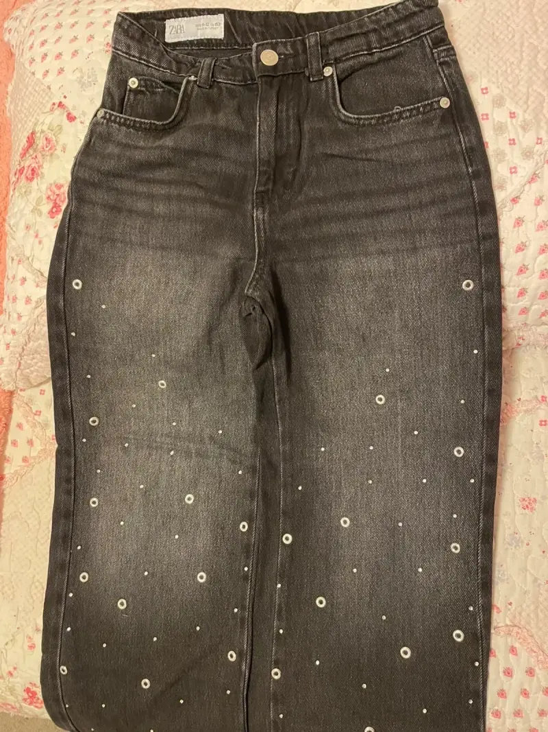 Jeans negros con detalles de perlas Zara