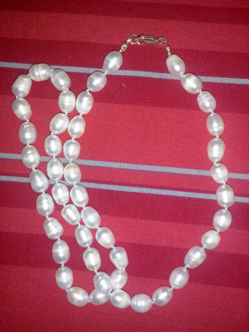 Collar de perlas blancas elegante