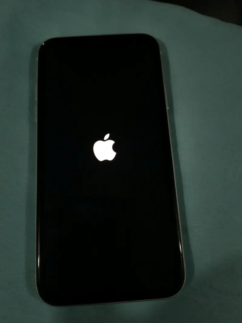 iPhone XR blanco en buen estado - 2