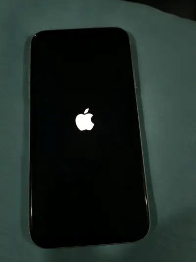 iPhone XR blanco en buen estado - miniatura 2