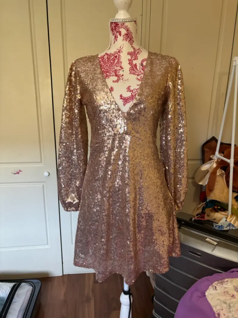 Vestido de lentejuelas H&M dorado con escote en V - 1