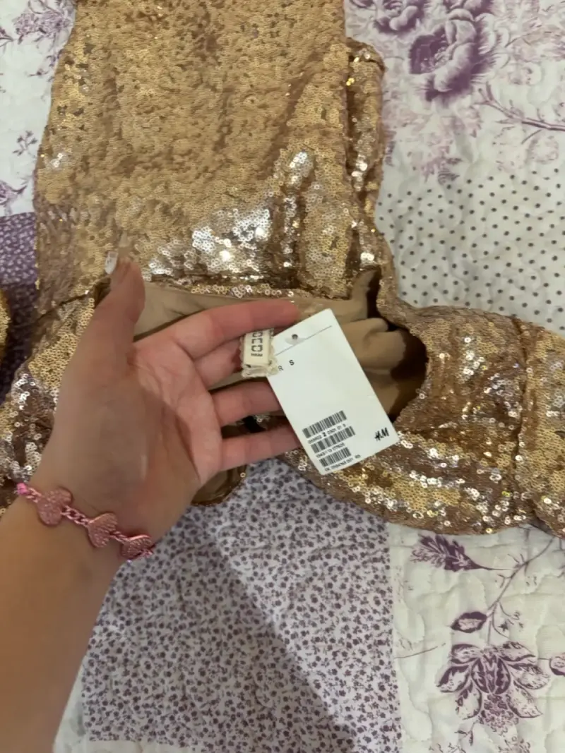 Vestido de lentejuelas H&M dorado con escote en V - 2