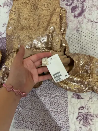 Vestido de lentejuelas H&M dorado con escote en V - miniatura 2