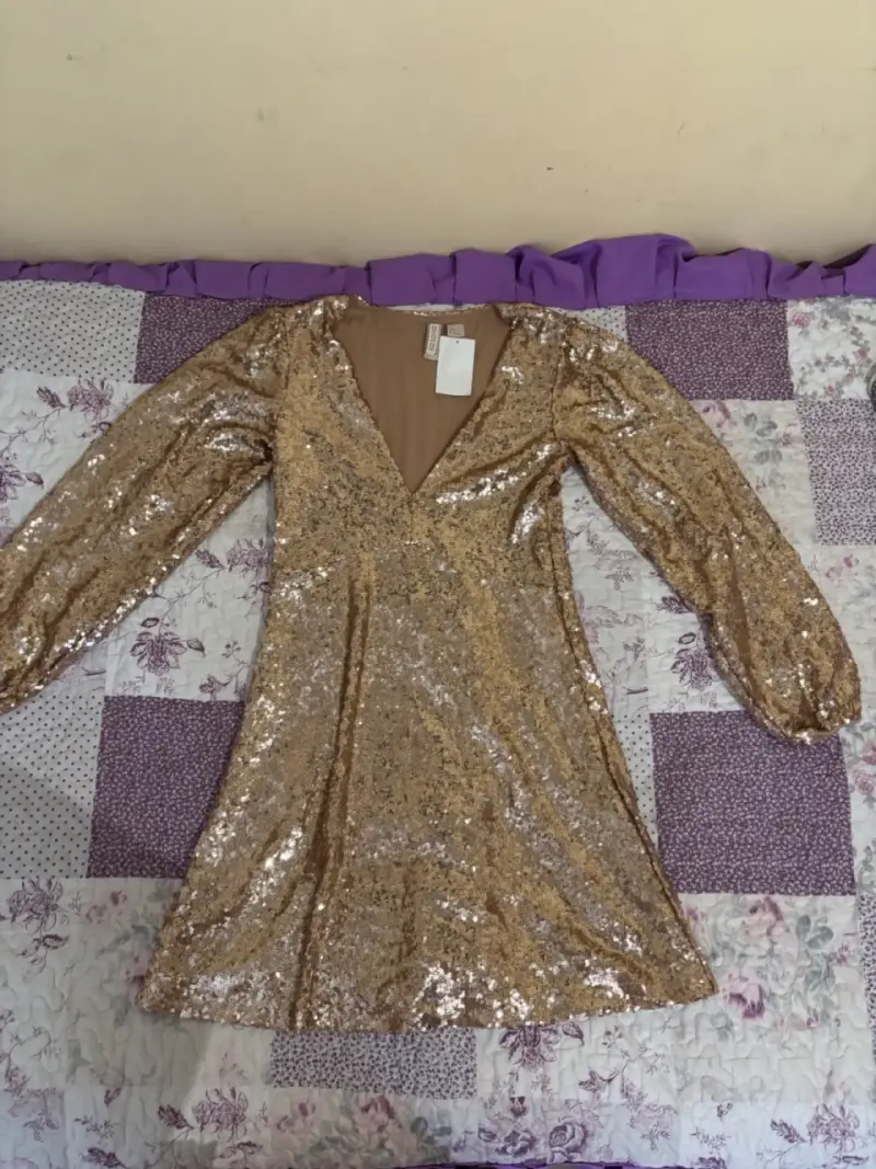 Vestido de lentejuelas H&M dorado con escote en V - 3