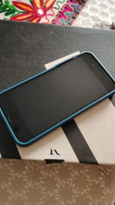 iPhone 7 negro en buen estado - miniatura 2