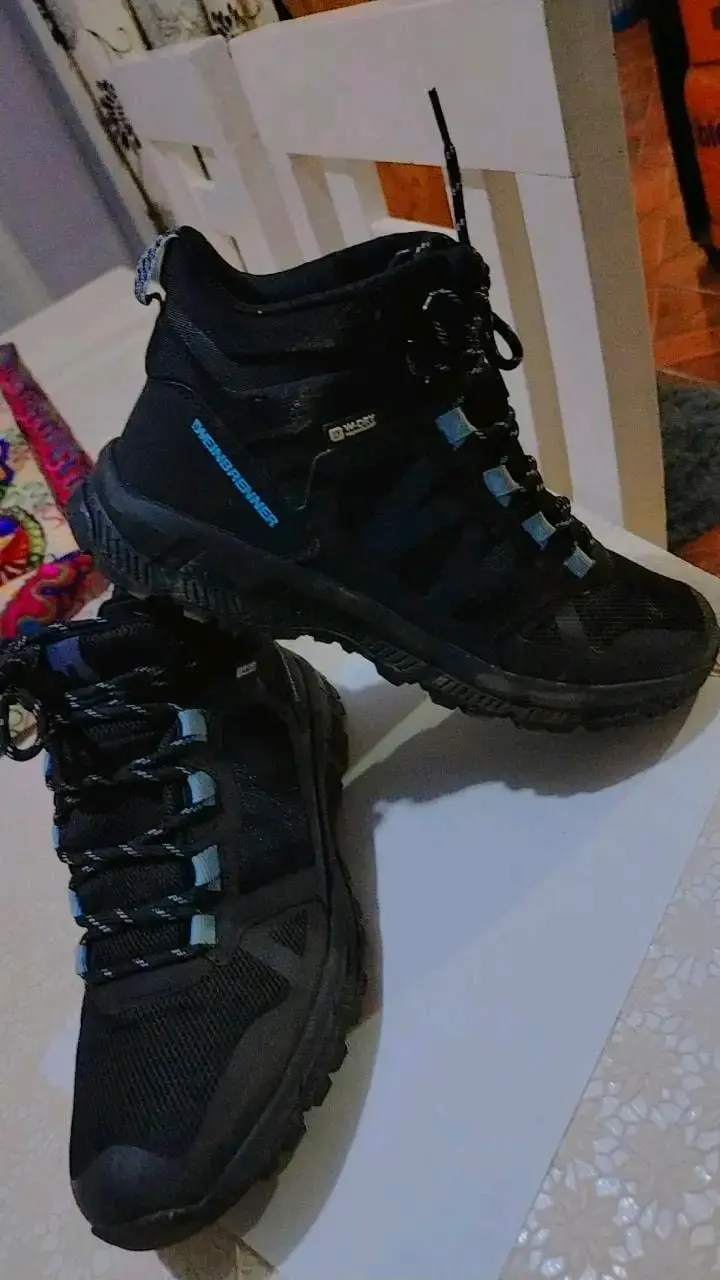 Botas de trekking negras impermeables