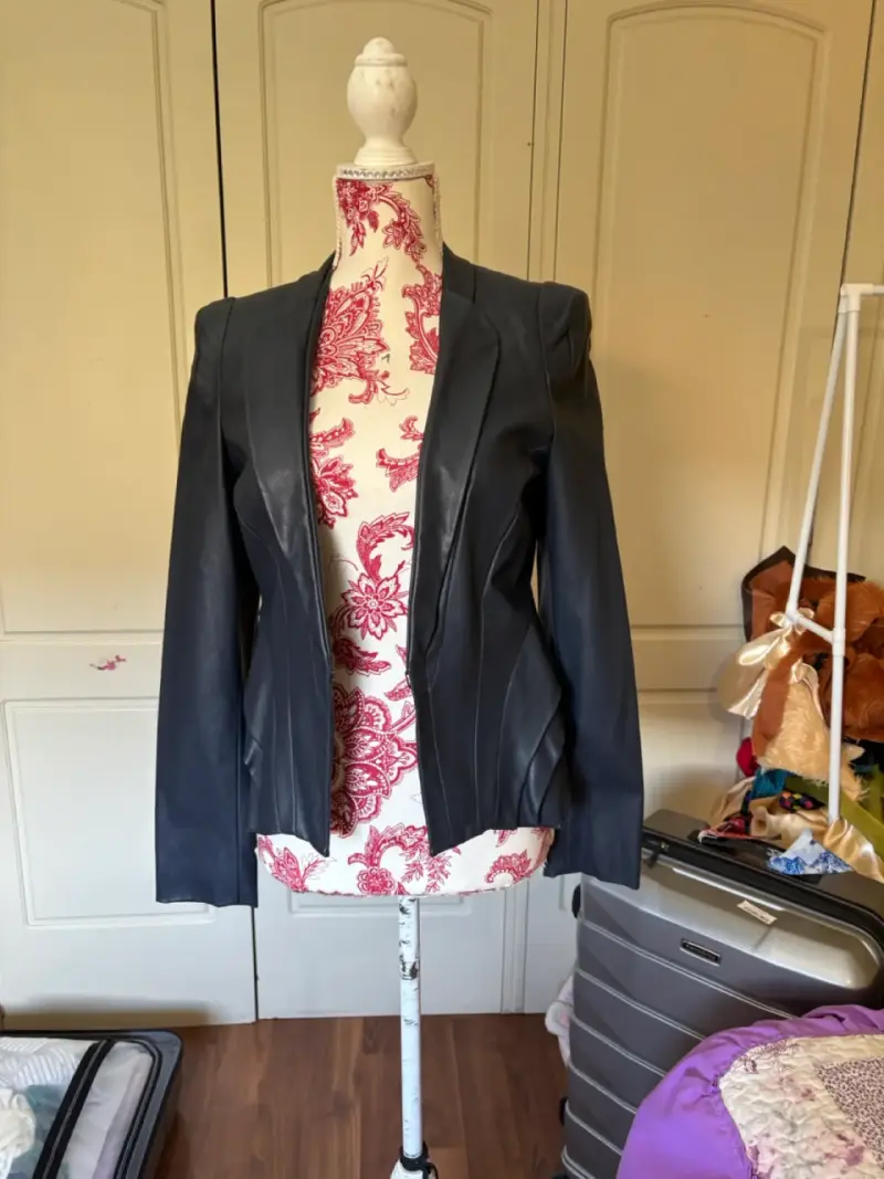 Blazer negro de cuero para mujer - 1