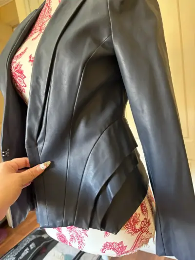 Blazer negro de cuero para mujer - miniatura 2