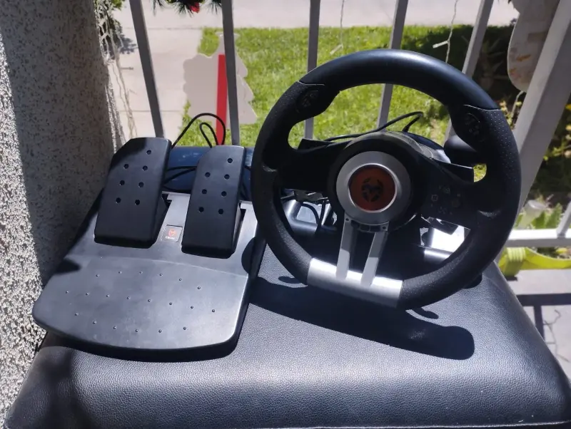 Volante y pedales Thrustmaster para PS4 - 1