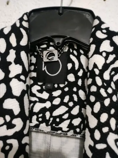 Abrigo estampado blanco y negro talla 40 - miniatura 1