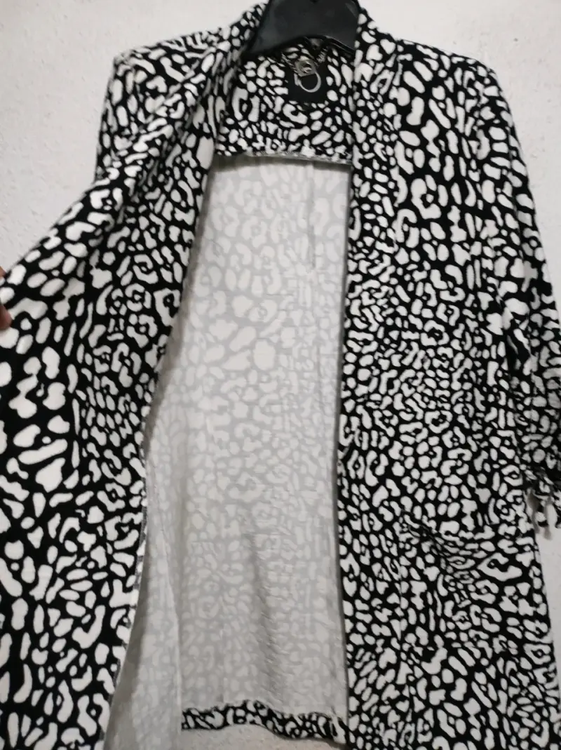 Abrigo estampado blanco y negro talla 40 - 2