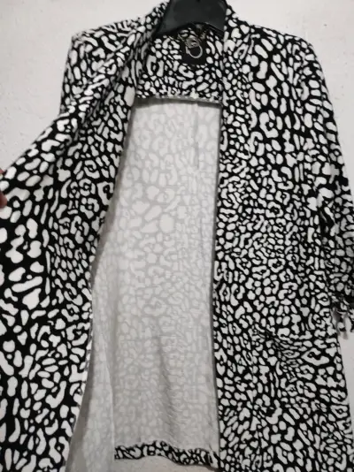 Abrigo estampado blanco y negro talla 40 - miniatura 2