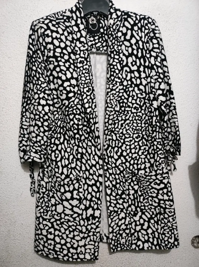 Abrigo estampado blanco y negro talla 40 - 3