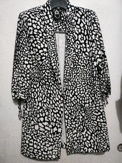 Abrigo estampado blanco y negro talla 40 - miniatura 3