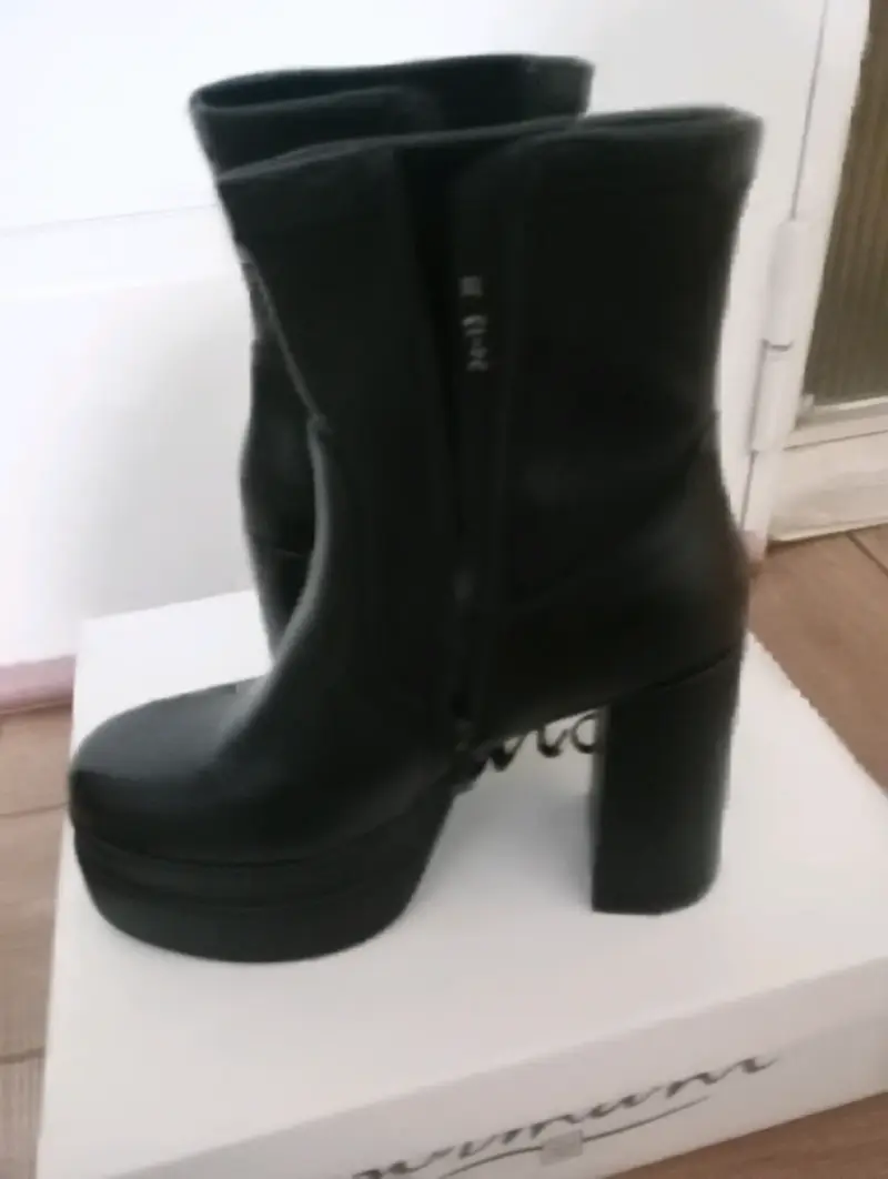 Botines negros de plataforma con tacón alto - 1