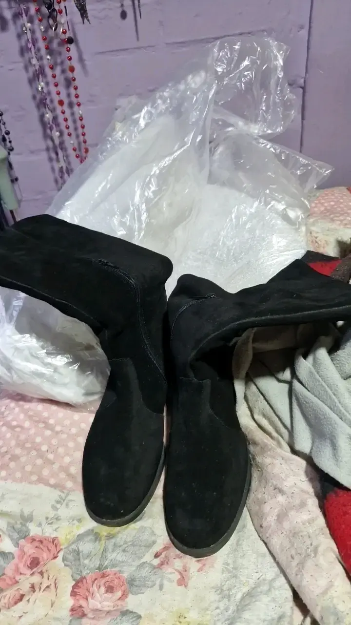 Botas negras de gamuza con cierre lateral - 1