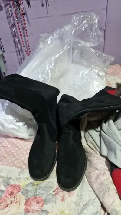 Botas negras de gamuza con cierre lateral - miniatura 1