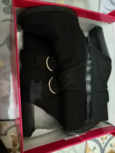 Botines de mujer en negro y marrón con hebillas - miniatura 3