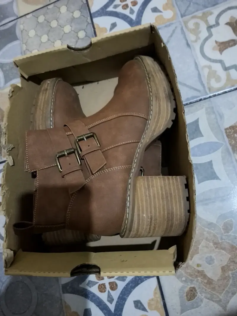 Botines de mujer en negro y marrón con hebillas - 4