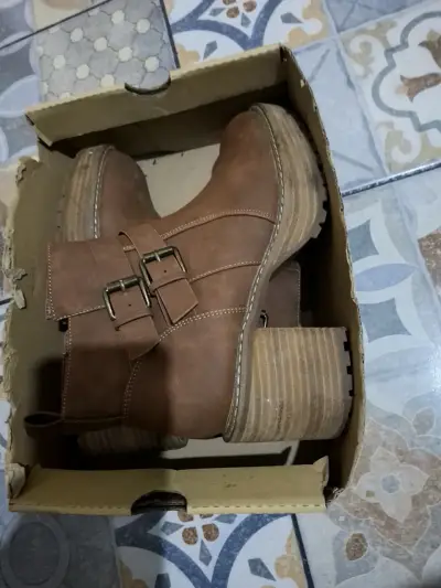 Botines de mujer en negro y marrón con hebillas - miniatura 4