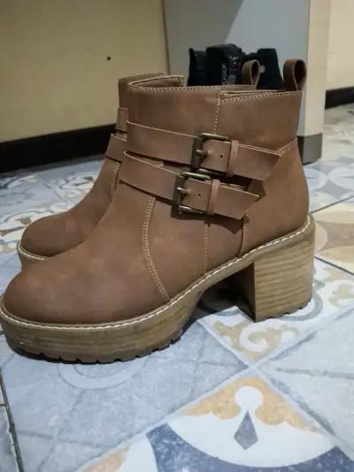Botines de mujer en negro y marrón con hebillas - miniatura 5